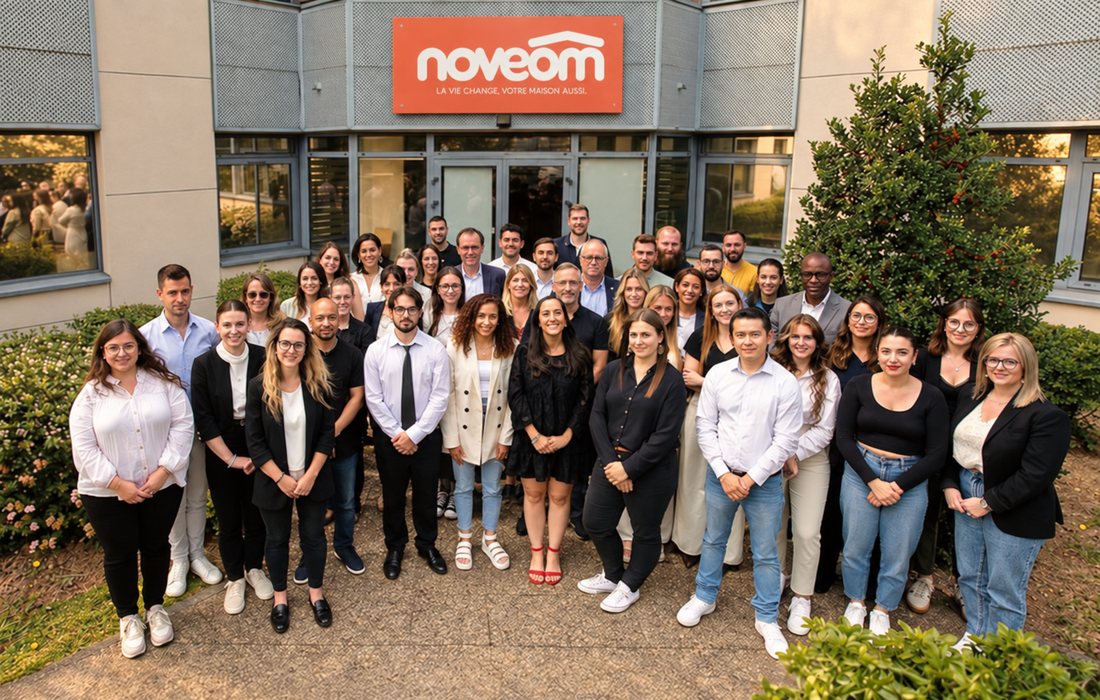 L'équipe Noveom devant ses locaux