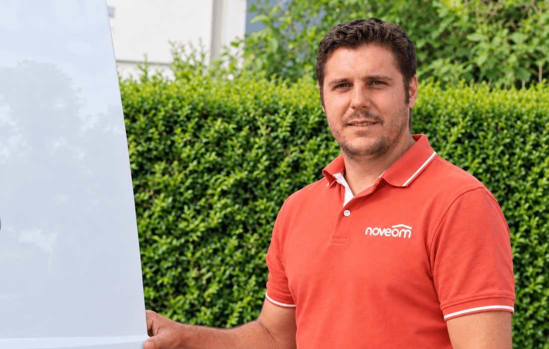 Un artisan installateur Noveom