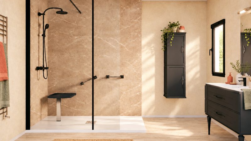 Salle de bains rénovée avec douche sécurisée et siège