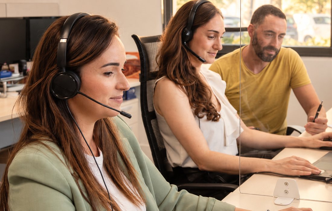 Des conseillers Noveom au téléphone