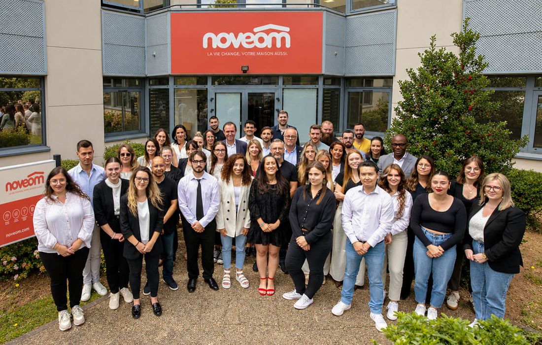 L'équipe Noveom devant ses locaux