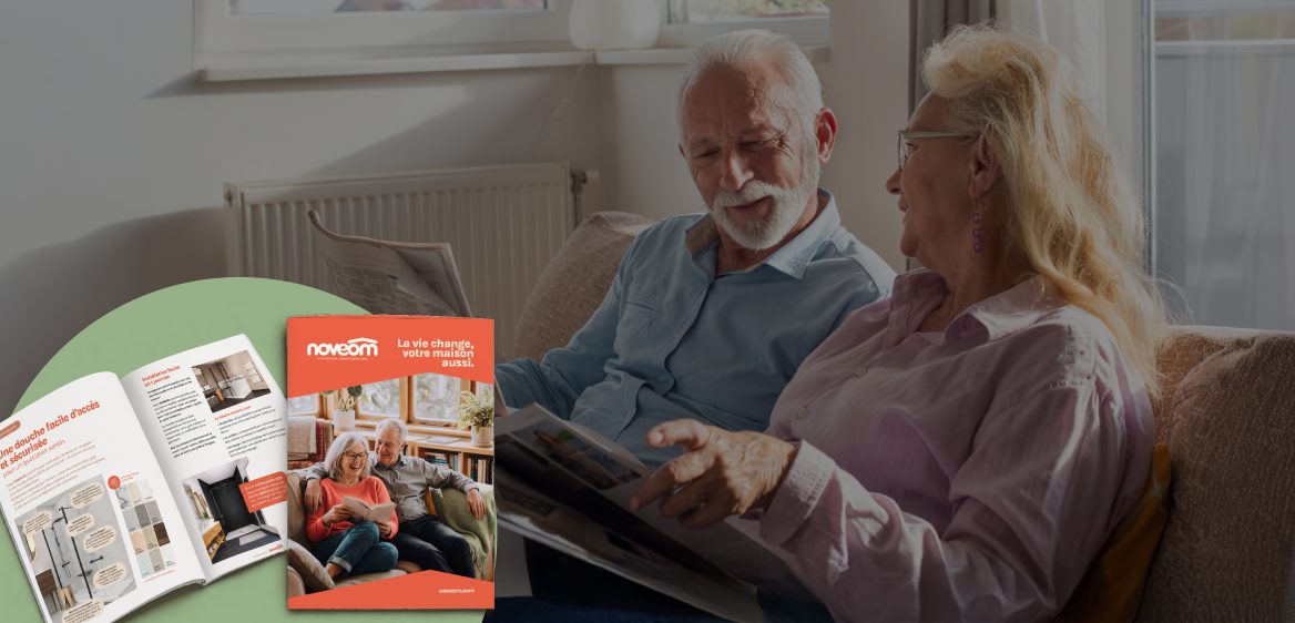 Couple de seniors feuilletant la brochure Noveom