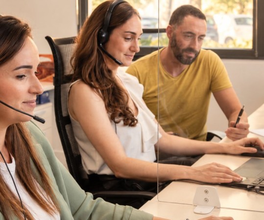 Techniciens-conseils Noveom à l'écoute au téléphone