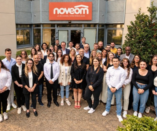 L'équipe Noveom devant ses locaux