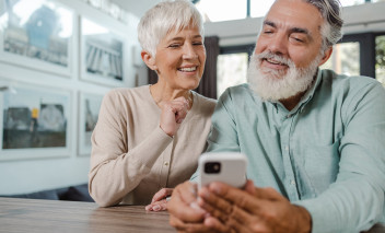 seniors avec téléphone