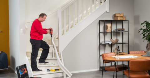 Technicien installant un monte escalier